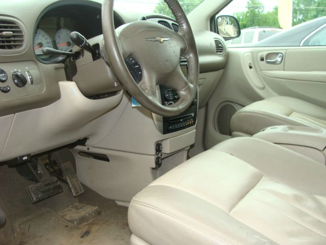 Chrysler Town and Country 2005 photo 17