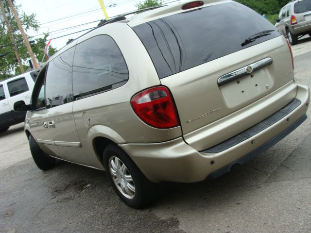 Chrysler Town and Country 2005 photo 2