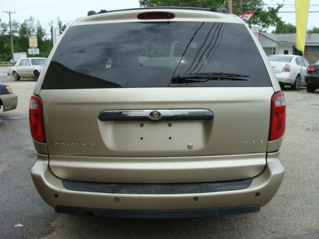 Chrysler Town and Country 2005 photo 21