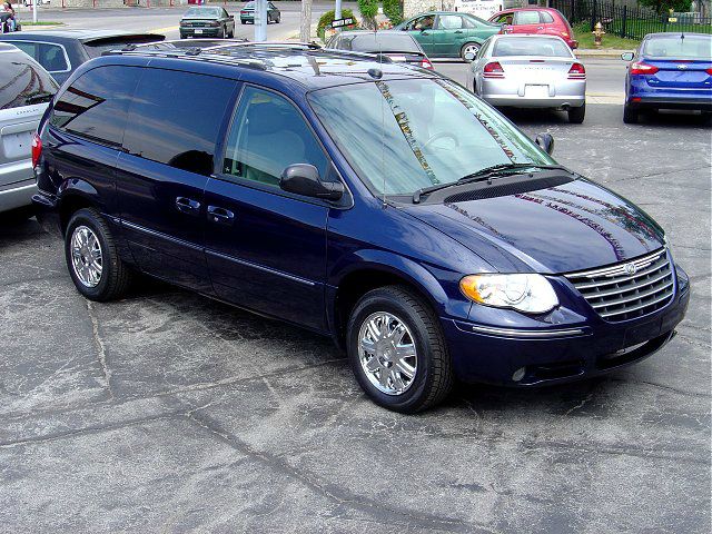 Chrysler Town and Country SLT 25 MiniVan