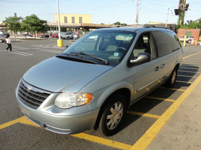 Chrysler Town and Country FX4 Crew, Buckets, Sharp MiniVan