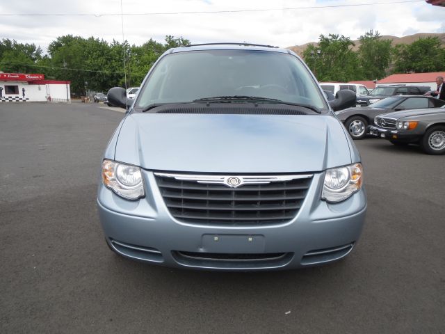 Chrysler Town and Country 3.5 MiniVan