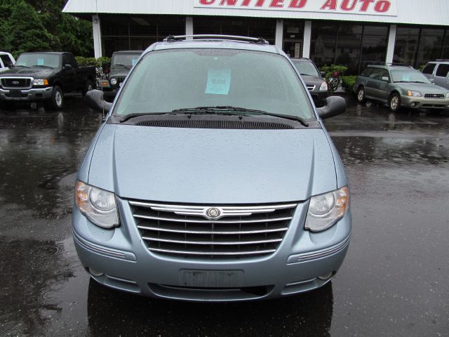 Chrysler Town and Country SLT 25 MiniVan