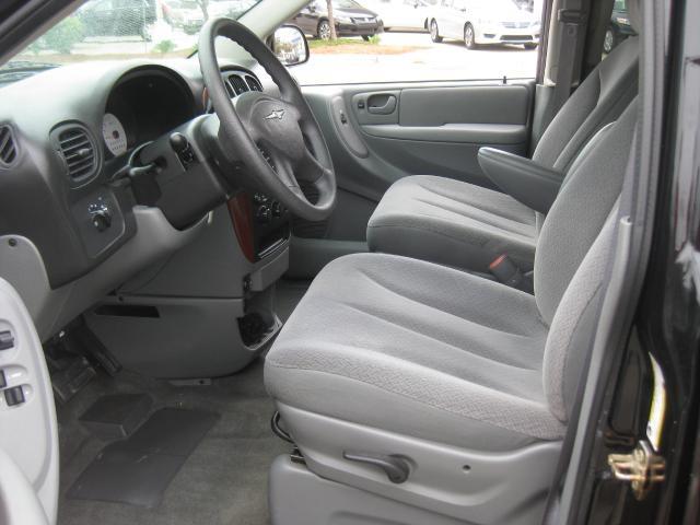Chrysler Town and Country 2006 photo 11
