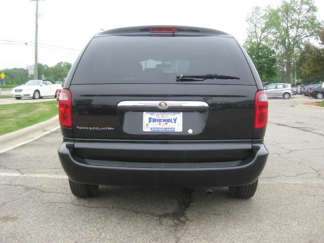 Chrysler Town and Country 2006 photo 22