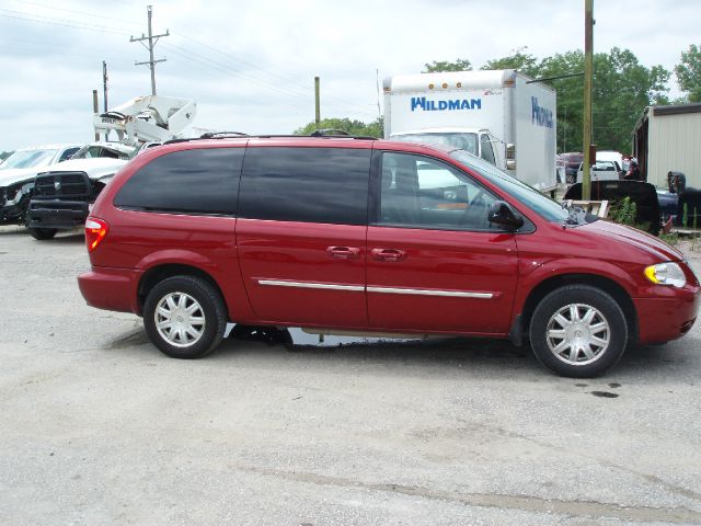 Chrysler Town and Country 2006 photo 0