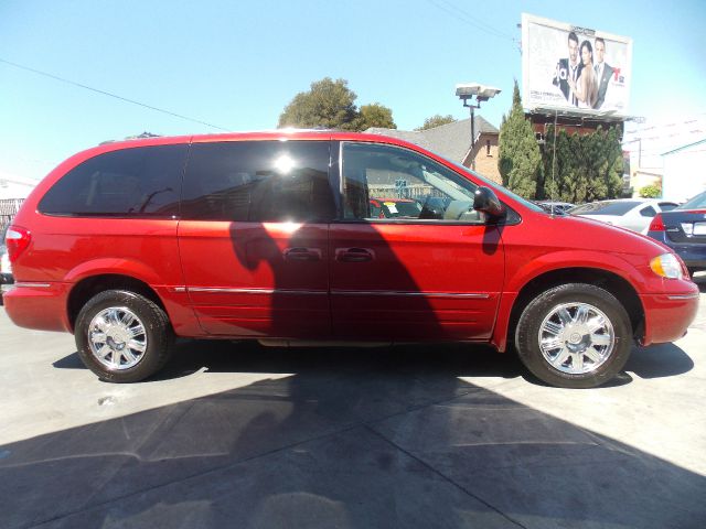 Chrysler Town and Country SLT 25 MiniVan