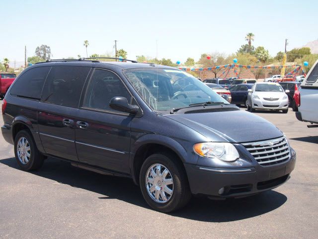 Chrysler Town and Country SLT 25 MiniVan