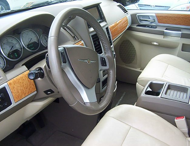 Chrysler Town and Country SLT 25 MiniVan