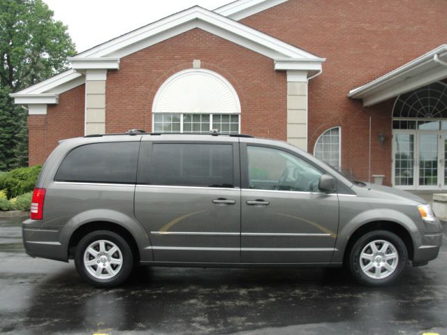 Chrysler Town and Country EX GAS Saverlooks Greathybrid Hatchback MiniVan