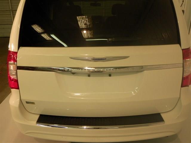 Chrysler Town and Country 2012 photo 1