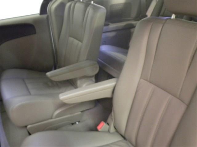 Chrysler Town and Country 2012 photo 16