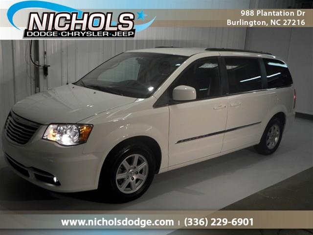 Chrysler Town and Country 2012 photo 18