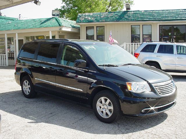 Chrysler Town and Country 2012 photo 3