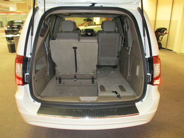 Chrysler Town and Country 2013 photo 0