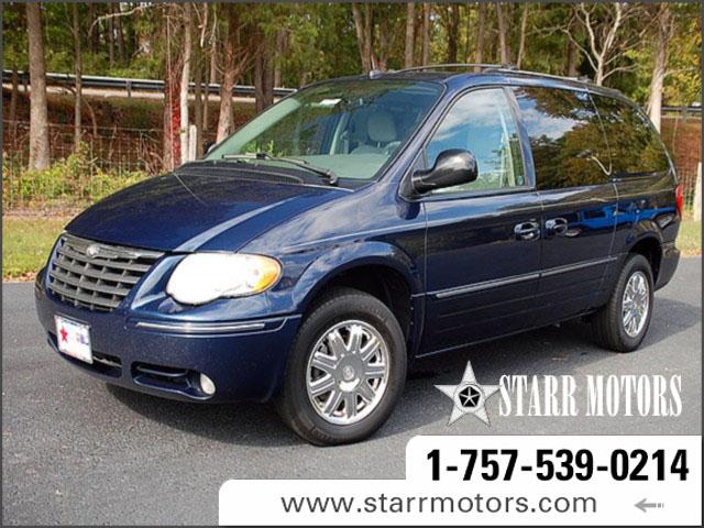 Chrysler Town and Country 2005 photo 0