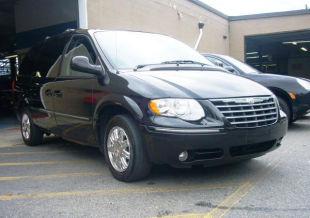 Chrysler Town and Country SLT 25 MiniVan