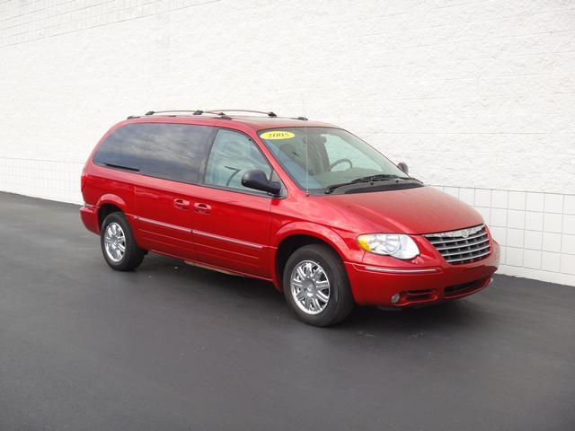 Chrysler Town and Country SLT 25 MiniVan