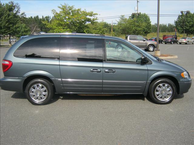 Chrysler Town and Country SLT 25 MiniVan