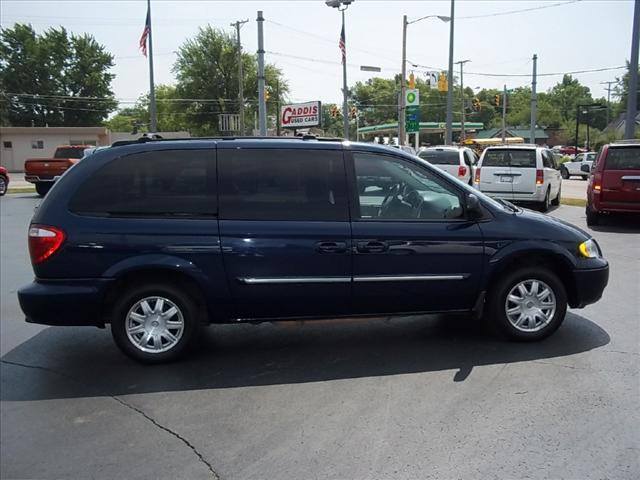 Chrysler Town and Country 3.5 MiniVan