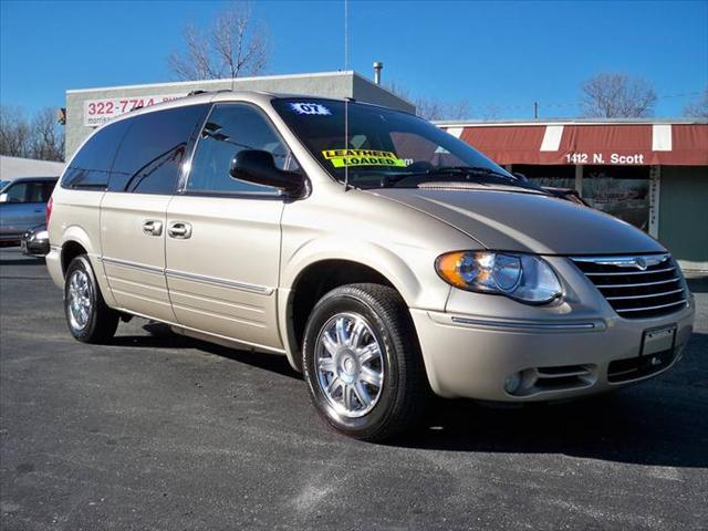 Chrysler Town and Country SLT 25 MiniVan