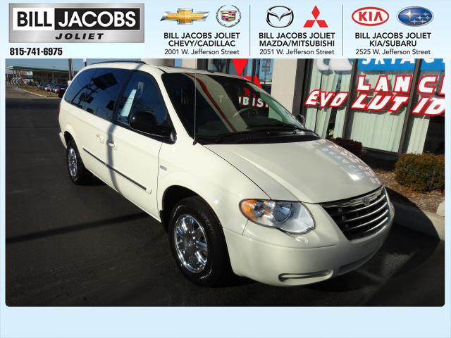 Chrysler Town and Country Xtra Cab Deluxe MiniVan