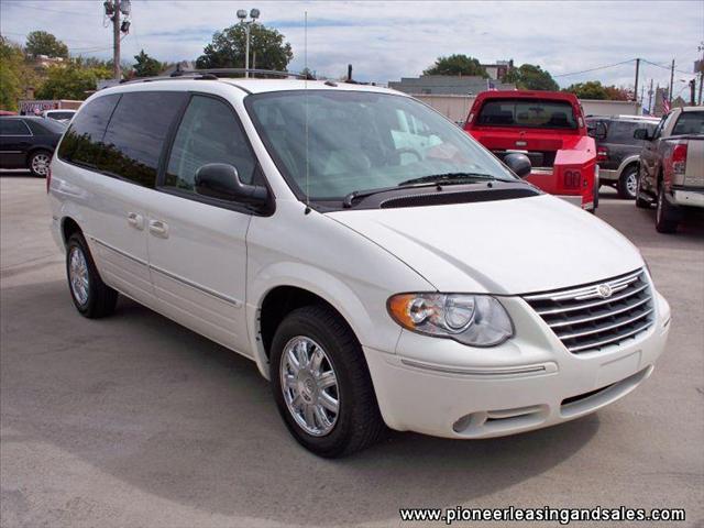 Chrysler Town and Country SLT 25 MiniVan