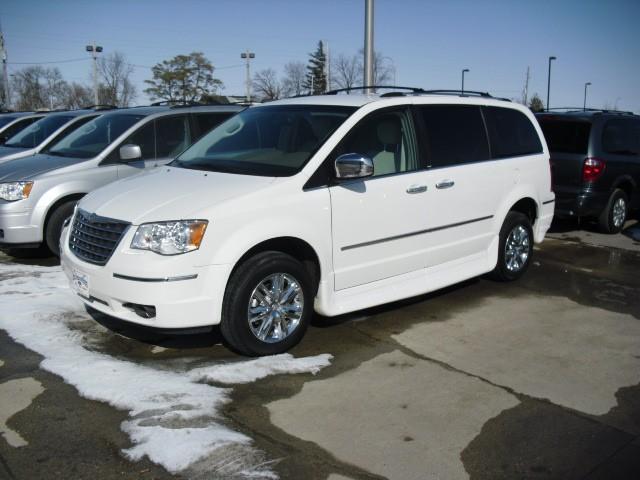 Chrysler Town and Country SLT 25 MiniVan