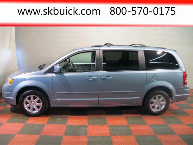 Chrysler Town and Country 2008 photo 2