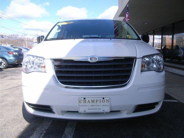 Chrysler Town and Country 2008 photo 2