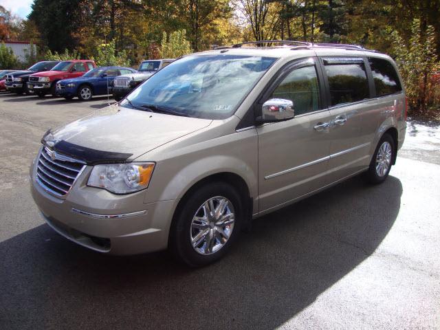 Chrysler Town and Country SLT 25 MiniVan