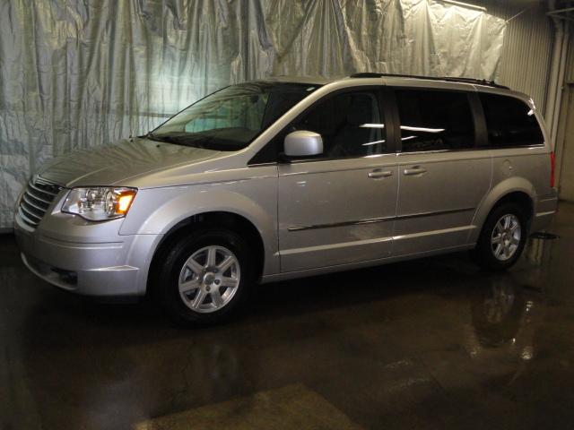 Chrysler Town and Country EX GAS Saverlooks Greathybrid Hatchback MiniVan