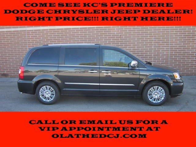 Chrysler Town and Country SLT 25 MiniVan