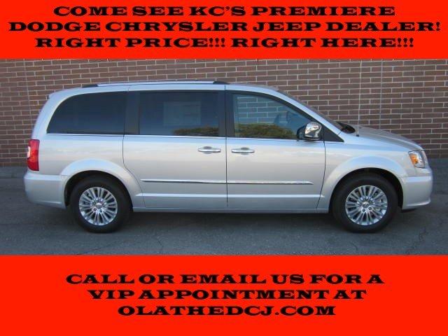 Chrysler Town and Country SLT 25 MiniVan