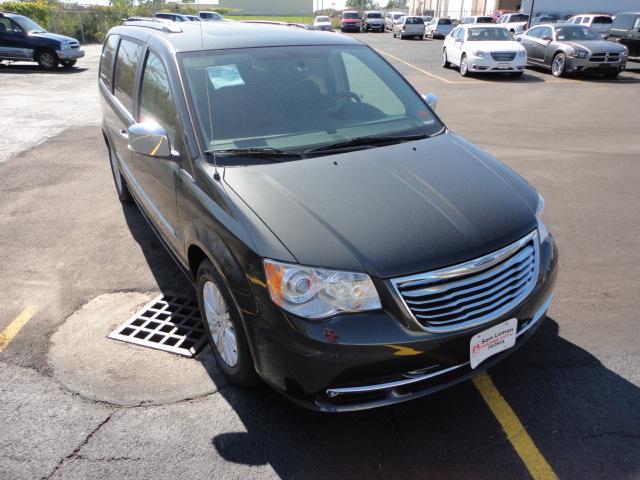 Chrysler Town and Country SLT 25 MiniVan