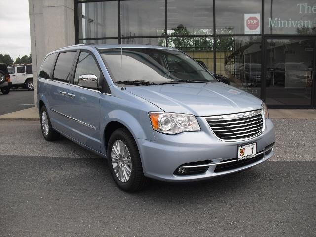 Chrysler Town and Country SLT 25 MiniVan