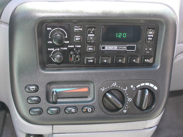 Chrysler Voyager 2000 photo 3