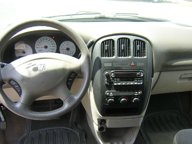 Dodge Caravan 2005 photo 2