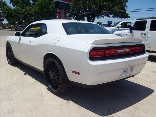 Dodge Challenger 2010 photo 2