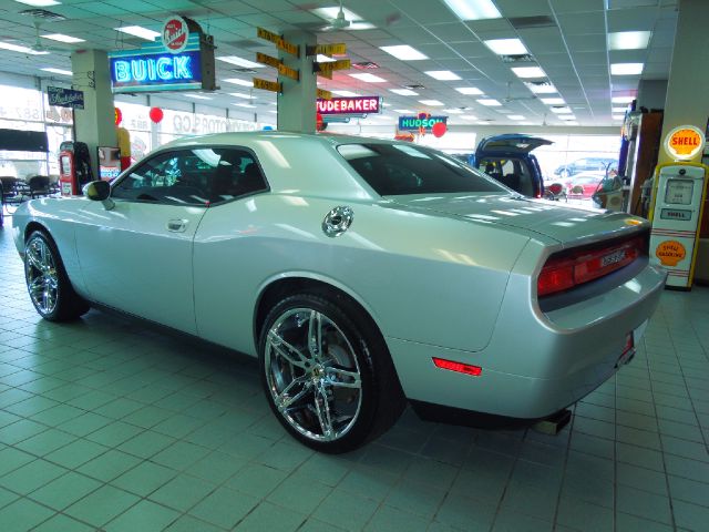 Dodge Challenger 2010 photo 2