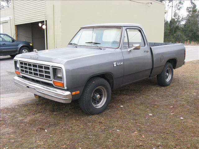 Dodge D150 Pickup 1984 photo 3