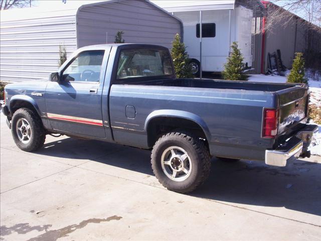 Dodge Dakota Base Pickup