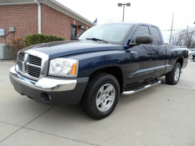 Dodge Dakota SLT 4-door 4WD Pickup Truck