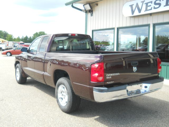 Dodge Dakota SLT 4-door 4WD Pickup Truck