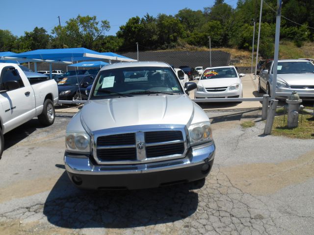 Dodge Dakota SLT 4-door 4WD Pickup Truck