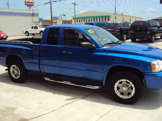 Dodge Dakota SLT 4-door 4WD Pickup Truck