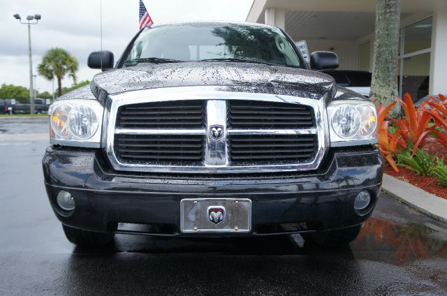 Dodge Dakota SLT 4-door 4WD Pickup Truck