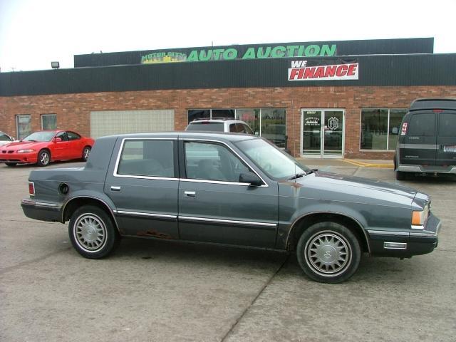 Dodge Dynasty 1990 photo 2