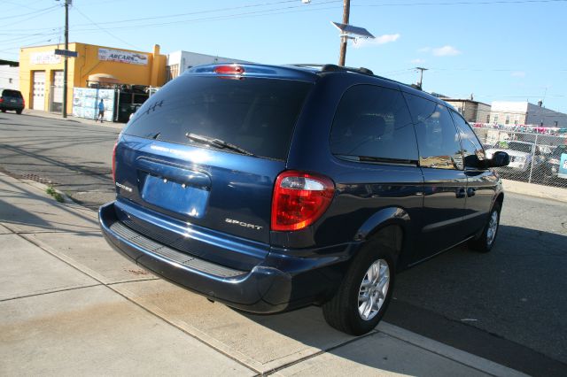 Dodge Grand Caravan 2003 photo 2