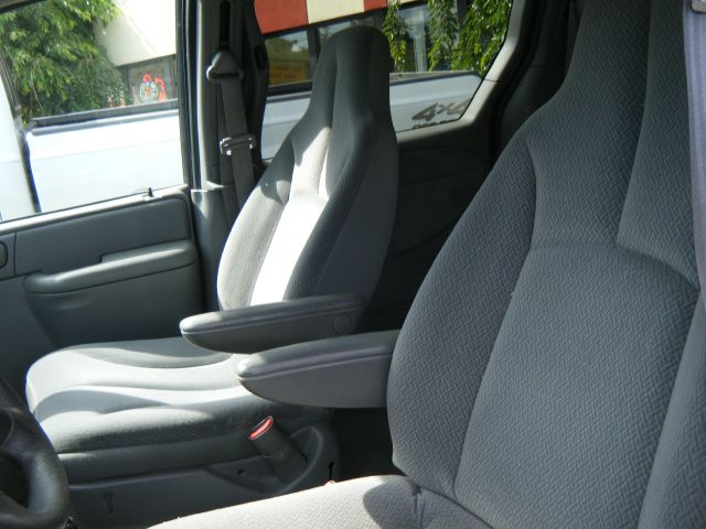 Dodge Grand Caravan 2004 photo 2